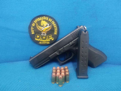 Polícia prende homem com arma de fogo e munições