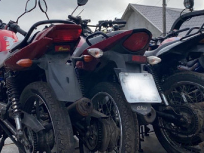 Seis motos com placas falsas são encontradas dentro de casa no Centro Oeste