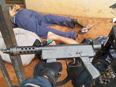 Criança de 4 anos convivia com submetralhadora que foi apreendida em apartamento