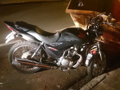 Adolescente bate motocicleta em caçamba e morre em hospital