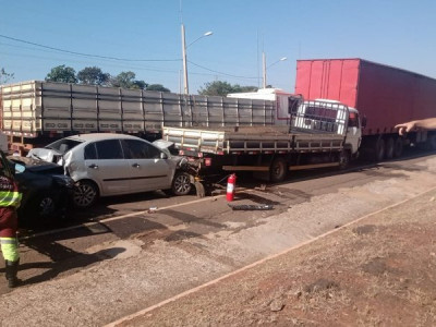 Advogado morre prensado em engavetamento de veículos