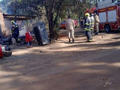 Casa onde moravam 15 pessoas é destruída por incêndio