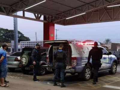 Dupla que humilhou casal gay escapa de responder por homofobia