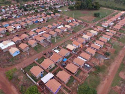 Governador Reinaldo Azambuja entrega 102 casas em Bela Vista