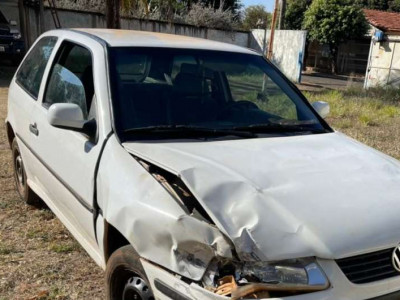 Homem alcoolizado bate em carro parado e é preso 