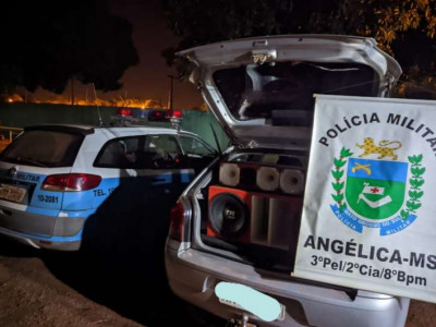 Homem é levado para delegacia por som alto na rua 