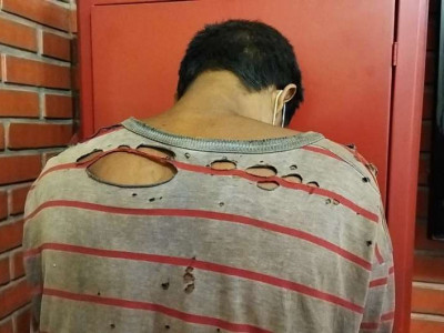 Jovem é preso após agredir pai e madrasta com golpes de enxada