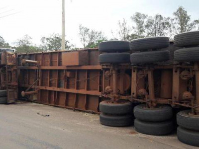 Motorista perde controle e capota caminhão na MS-436