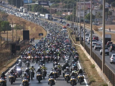 Bolsonaro participa de motociata durante a tarde em Goiânia