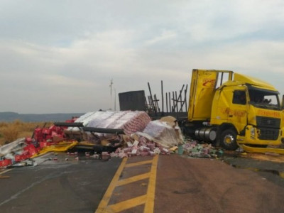 Caminhão carregado com bebidas tomba e deixa BR-163 interditada 