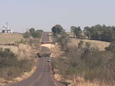 Carreta tomba, mata motorista e interdita anel viário em Caarapó