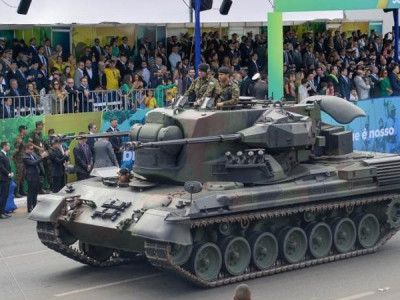 Em dia da discussão do voto impresso, Bolsonaro receberá desfile de tanques na Esplanada