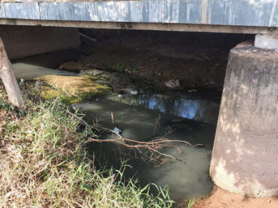 Esgoto clandestino invade águas do rio Taquari, em Coxim