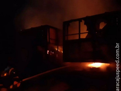 Fogo destrói carreta carregada com 38 toneladas de milho