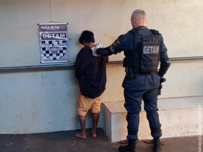 Homem é detido acusado de esfaquear pessoas na rua