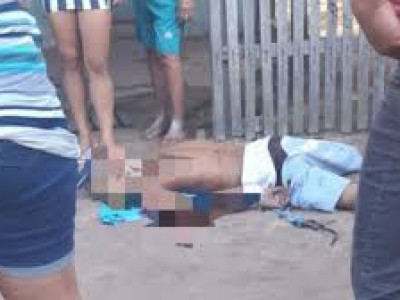 Homem é encontrado morto com sangue na boca em calçada 