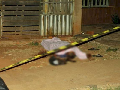 Homem é encontrado morto em calçada com tiro na cabeça