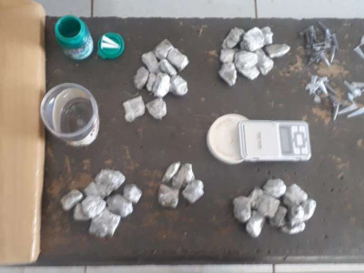 Homem é flagrado traficando dentro de apartamento