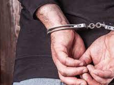  Homem é preso ao ser flagrado por moradora em cima do telhado 