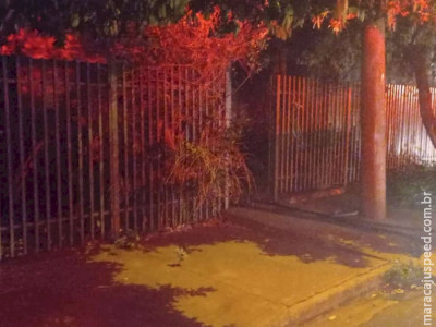 Homem é preso após colocar fogo na casa com a mãe dentro 