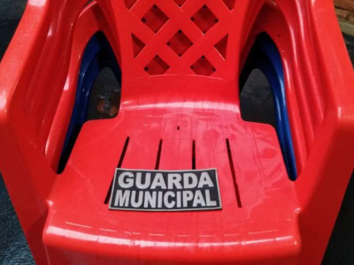 Homem foge de abordagem e abandona cadeiras furtadas 