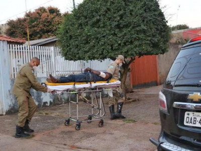 Homem invade casa, ameaça policial com espeto e acaba baleado