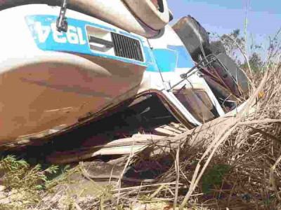 Homem morre após capotar carreta de soja em Caarapó