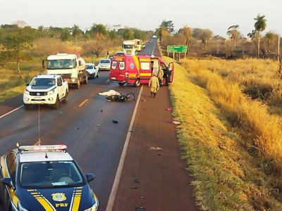 Homem morre dilacerado em acidente entre moto e carreta