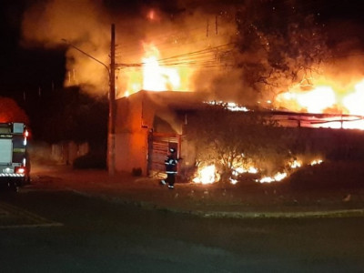 Incêndio destrói funilaria com carros de clientes em MS
