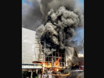  Incêndio destrói loja no calçadão de Campo Grande RJ