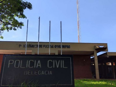 Ladrões limpam caixa após estourar porta de estabelecimento