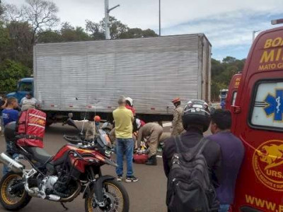 Motociclista morre atingido por caminhão