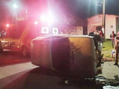 Motorista bêbado é preso depois de bater e capotar carro