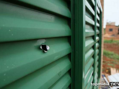 Mulher pula de carro e foge de tiros em Corumbá