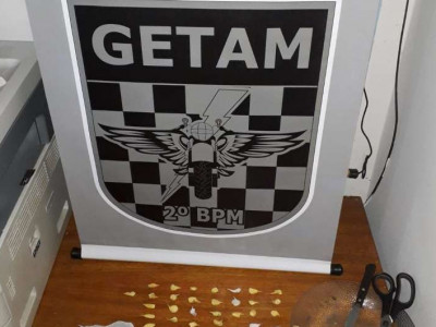 Mulher tenta engolir porção de crack para despistar polícia