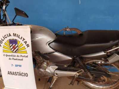 Polícia recupera moto furtada e apreende arma de fogo