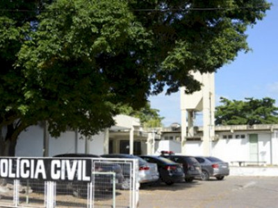Policial civil é preso após atropelar mulher e atirar em homem 