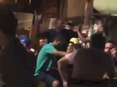 Policial de folga agride e aponta arma para mulher em bar