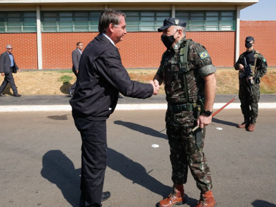 Presidente participa de cerimônia do Exército em Goiânia