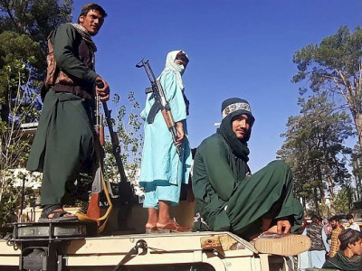 Talibã invade Cabul e garante segurança apenas aos ricos