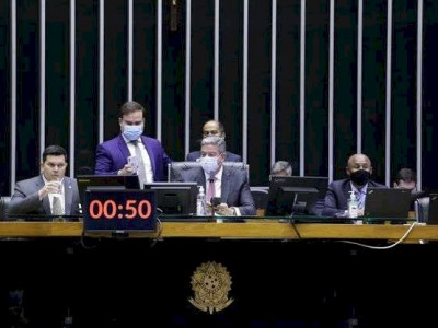 Votação sobre alterações no Imposto de Renda é adiada na Câmara 