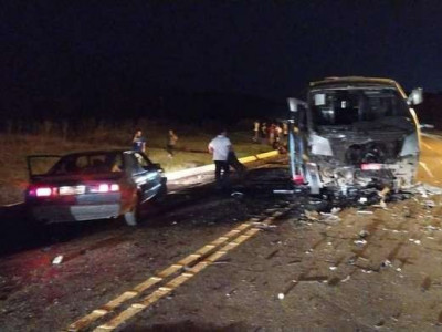 Acidente com micro-ônibus de equipe de vôlei mata três em SC
