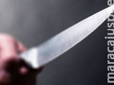 Após ser acusado de roubo, homem tenta matar mulher a facada
