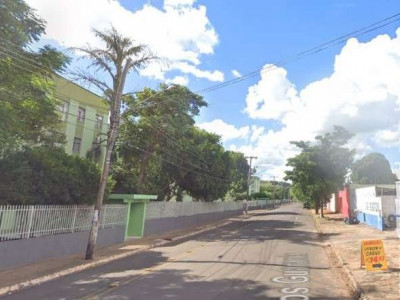 Assaltante é "preso" por moradores após pular muro de condomínio 