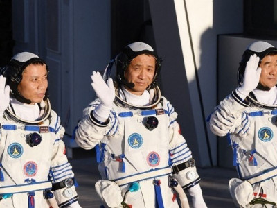 Astronautas chineses retornam à Terra após 90 dias no espaço