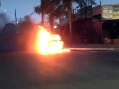 Ataque de Fúria: Mulher põe fogo em carro depois de ser chamada de maluca 