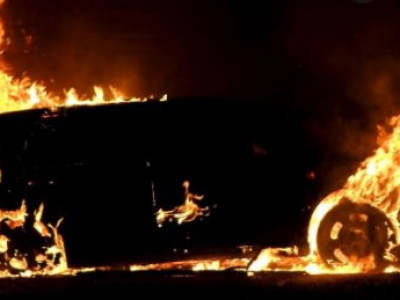 Bêbado, motorista perde controle e bate em poste que pega fogo