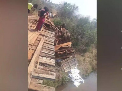 Caminhão cai de ponte e jovem morre preso às ferragens