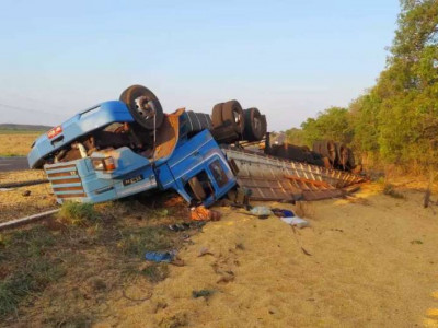 Carreta tomba após pneu estourar e mata motorista de 60 anos 