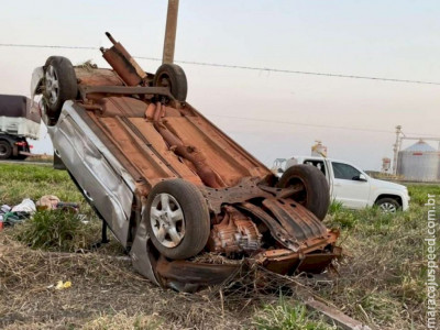 Carro capota e família sai ilesa de acidente na MS-276 